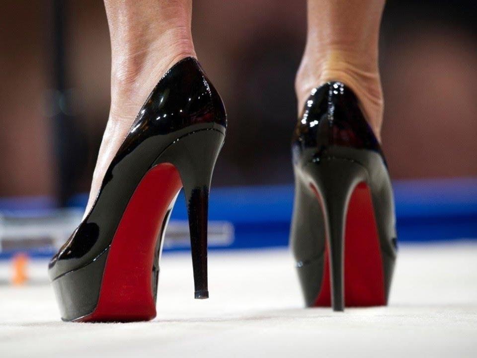 Vi dau giay cao got Christian Louboutin lai co gia tren troi? hinh anh