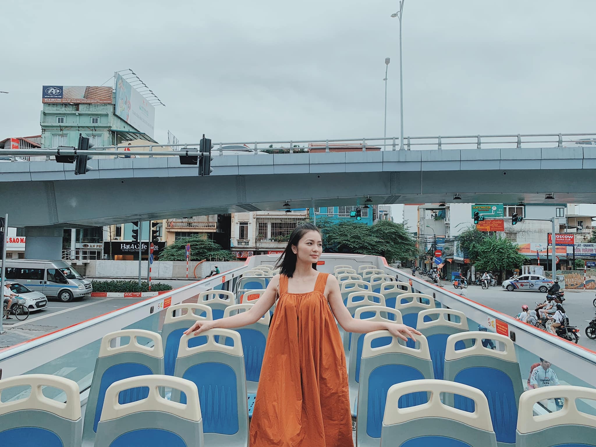 thoi trang ngay thuong cua dien vien dieu huong anh 4