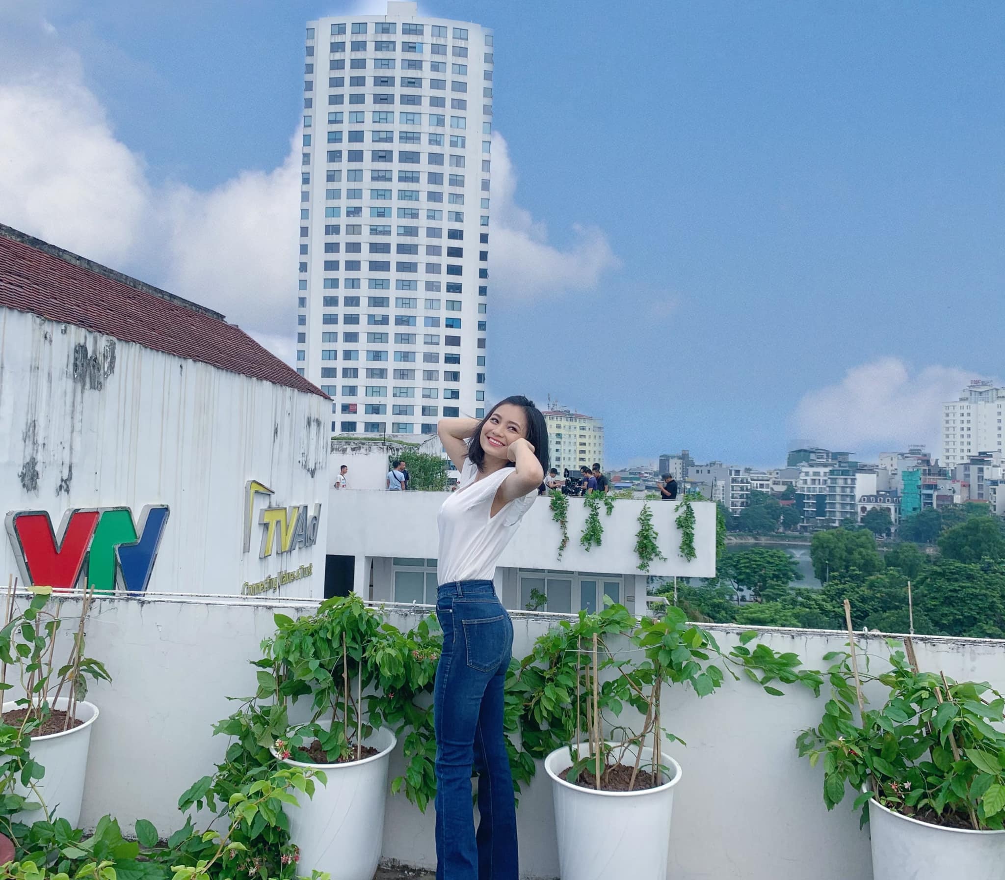 thoi trang ngay thuong cua dien vien dieu huong anh 2