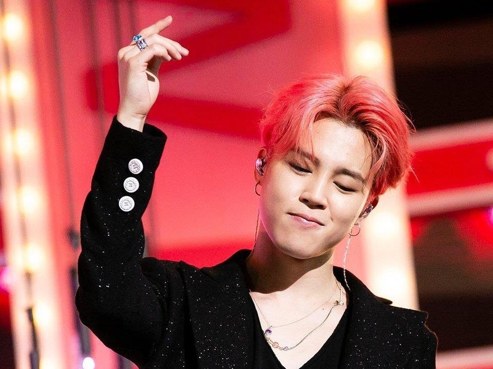 Ngoai quan ao, Jimin (BTS) con cham dung phu kien hang hieu dat do hinh anh