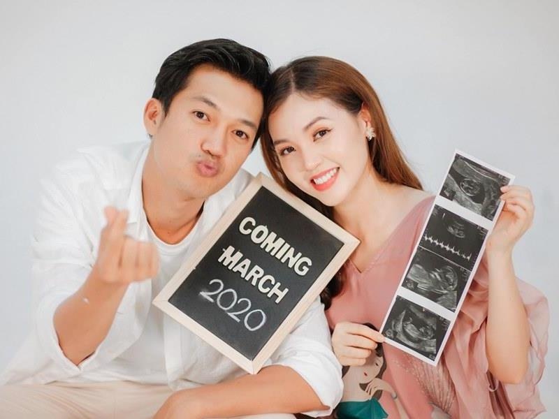 Vo chong dien vien Quang Tuan chia se tin vui co con tren mang hinh anh