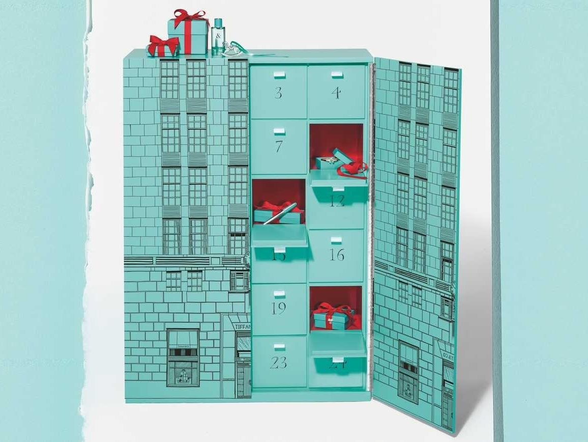 Hang trang suc ban bo lich Giang sinh gia 112.000 USD, dat ngang oto hinh anh