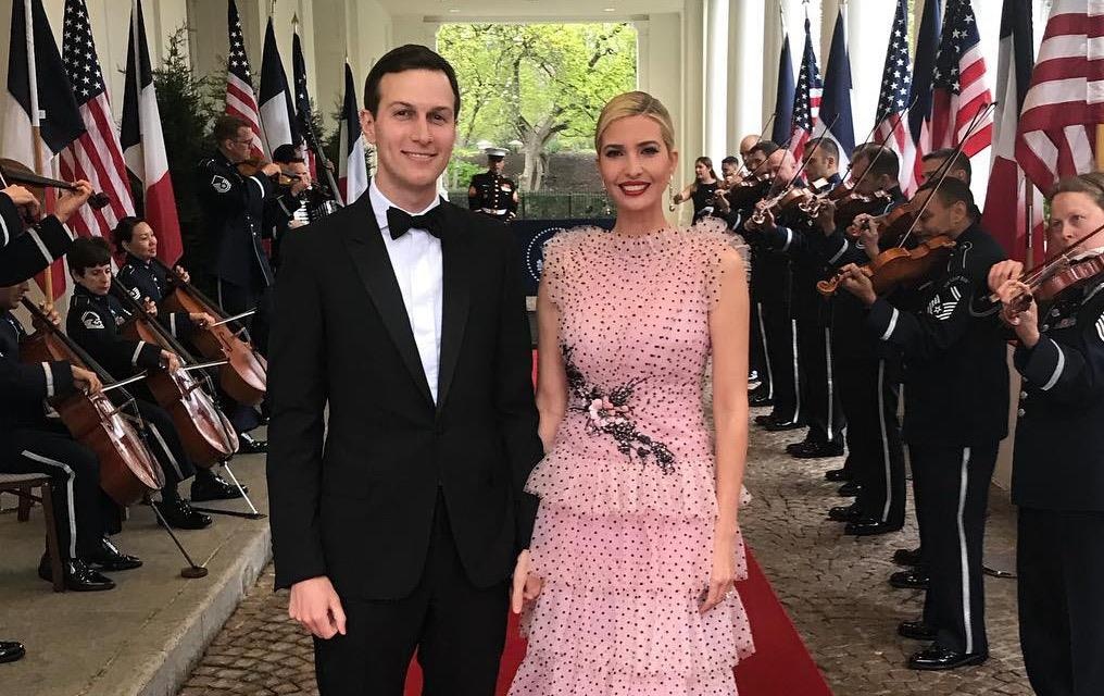 Ivanka Trump chuong dien vay ao co hoa tiet cham bi truoc cong chung hinh anh