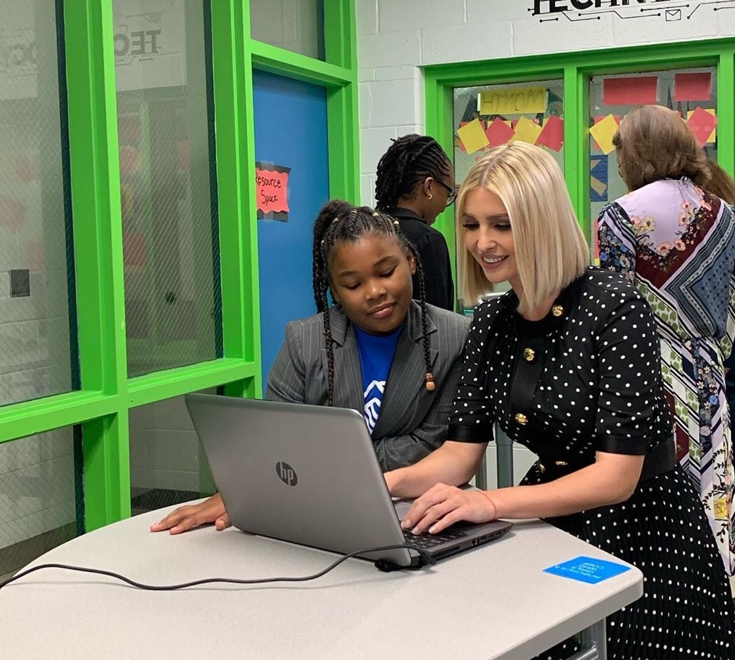 ivanka trump mac do cham bi anh 5