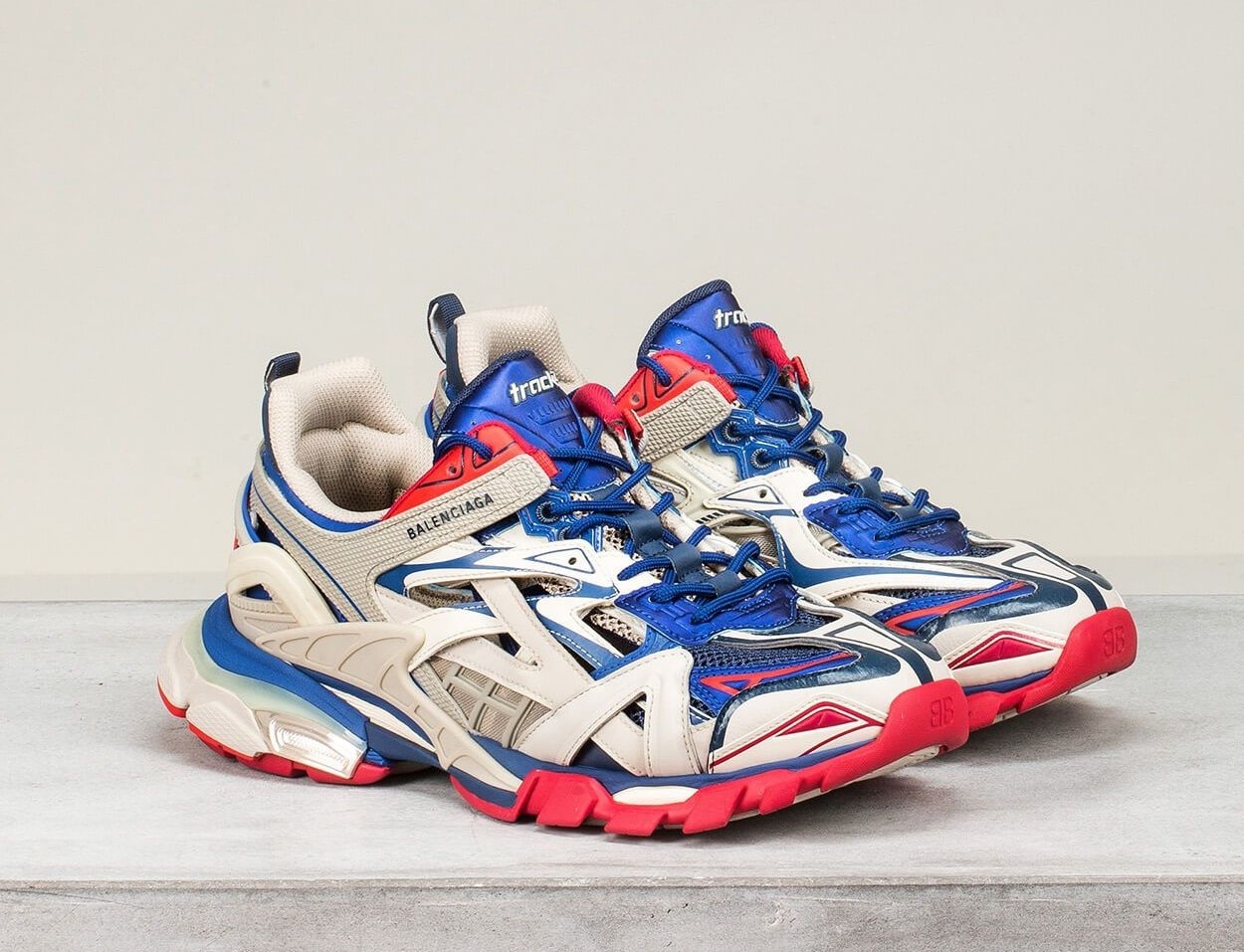 9 doi giay sneakers sang chanh dang mua anh 7