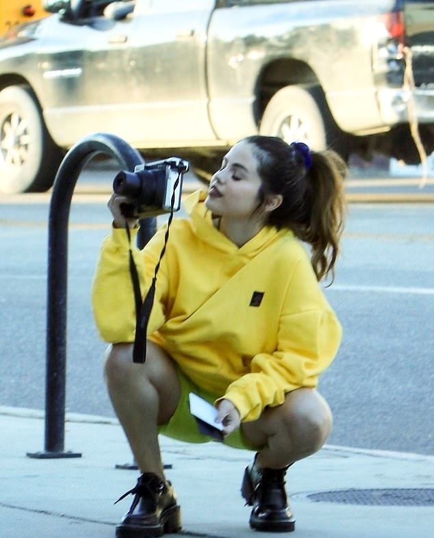 selena gomez mac do neon anh 2