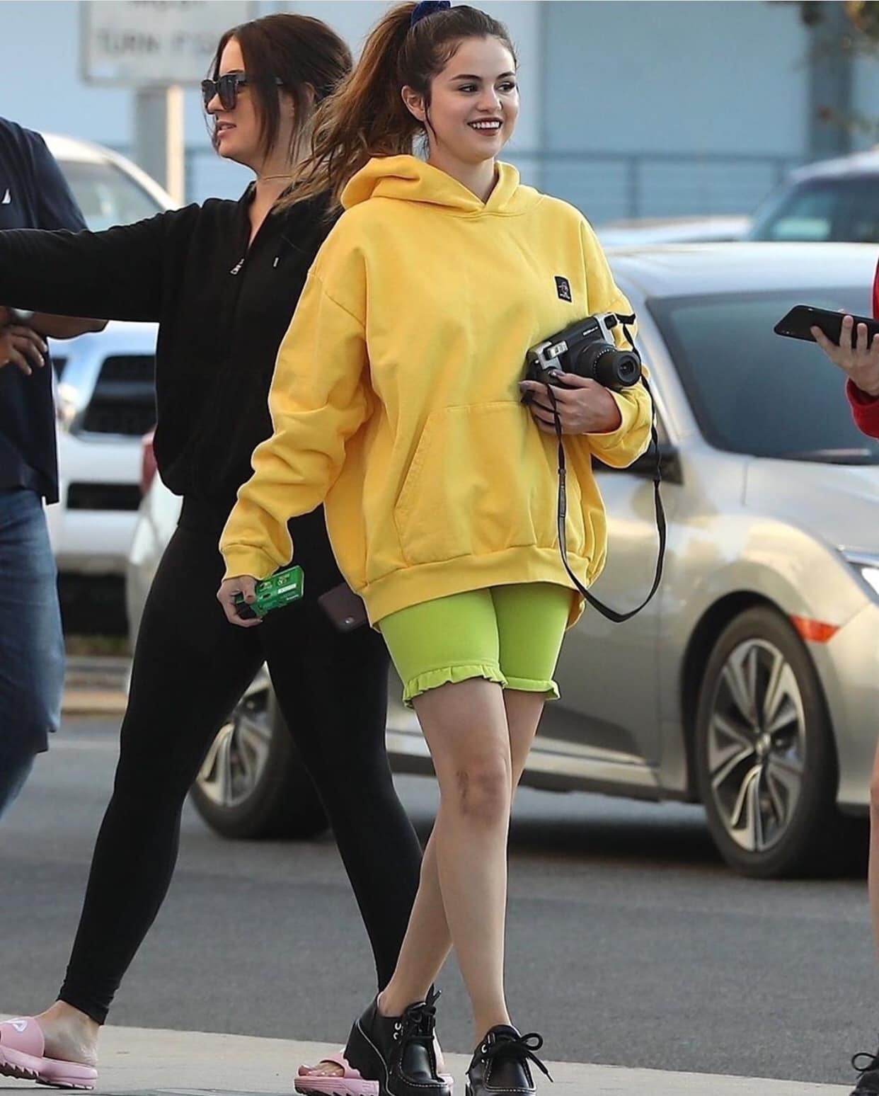 cac sao hollywood mac do neon anh 1