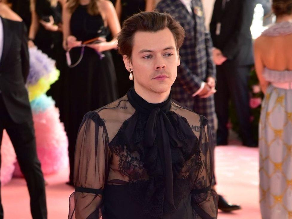 Harry Styles va dan sao nam thich mac vay, ao xuyen thau nu tinh hinh anh