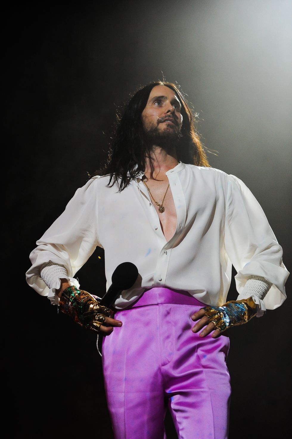 sao nam hollywood lang xe mot mac ao nu tinh anh 13