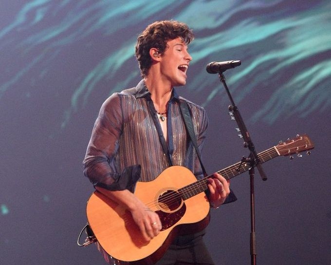 sao nam hollywood lang xe mot mac ao nu tinh anh 5