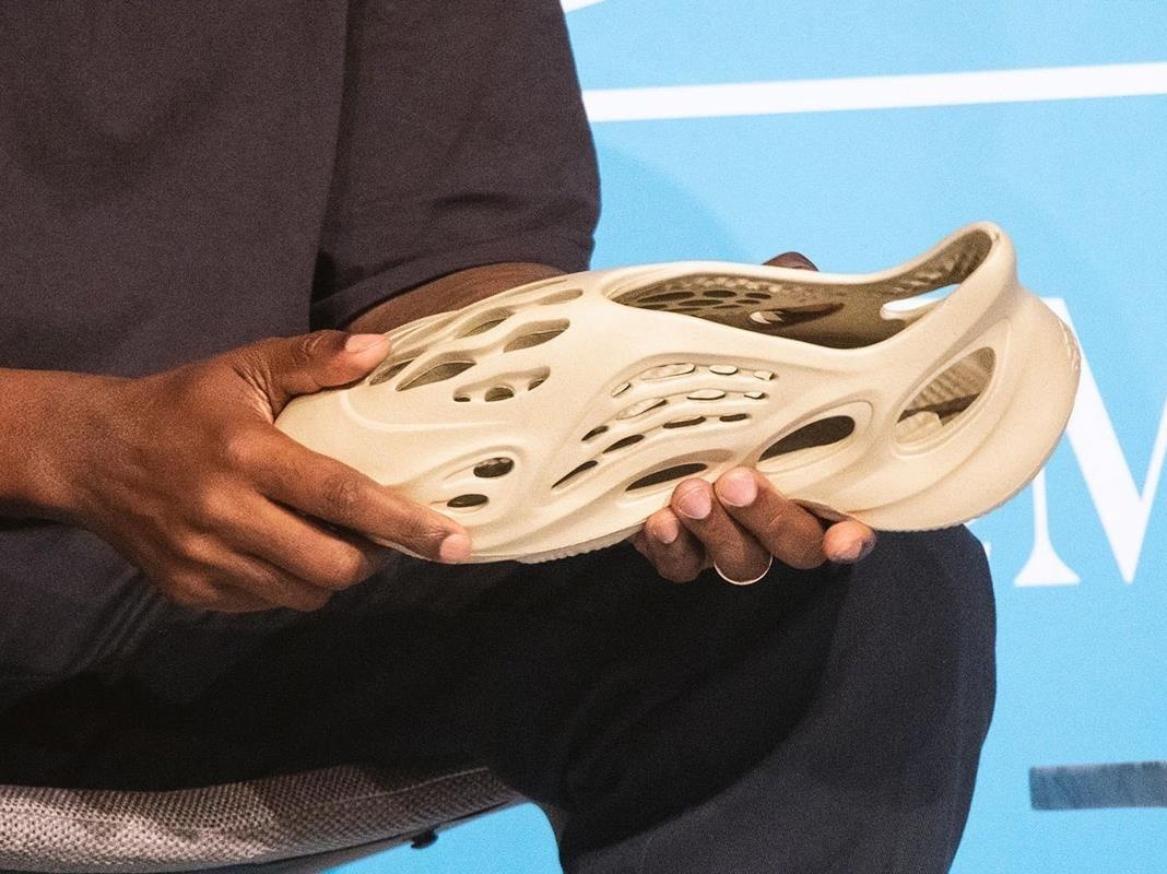 Kanye West ra mat dong giay Yeezy lam tu tao, co gia 75 USD hinh anh