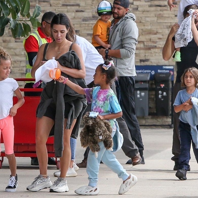 yeezy clog dị nhất làm từ tảo ảnh 3 yeezy clog di nhat lam tu tao anh 3