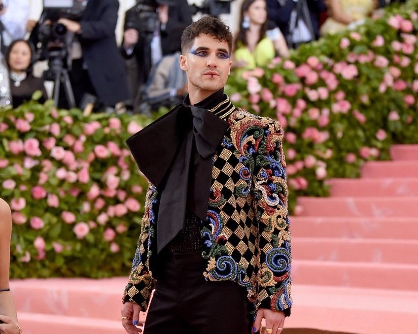 sao nam hollywood lang xe mot mac ao nu tinh anh 11