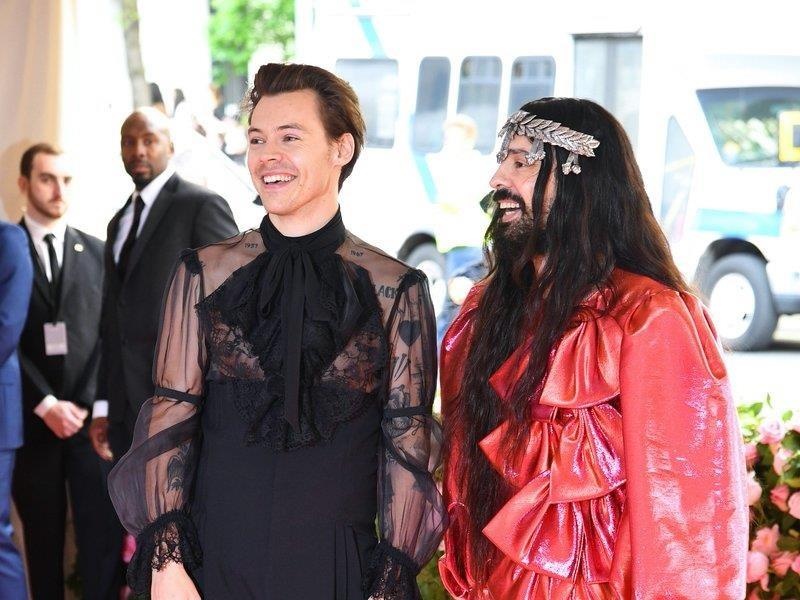 Harry Styles mac ao xuyen thau nu tinh den Met Gala hinh anh