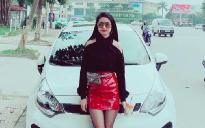 9X Nghe An thich mac vay ngan, deo tui Louis Vuitton hinh anh