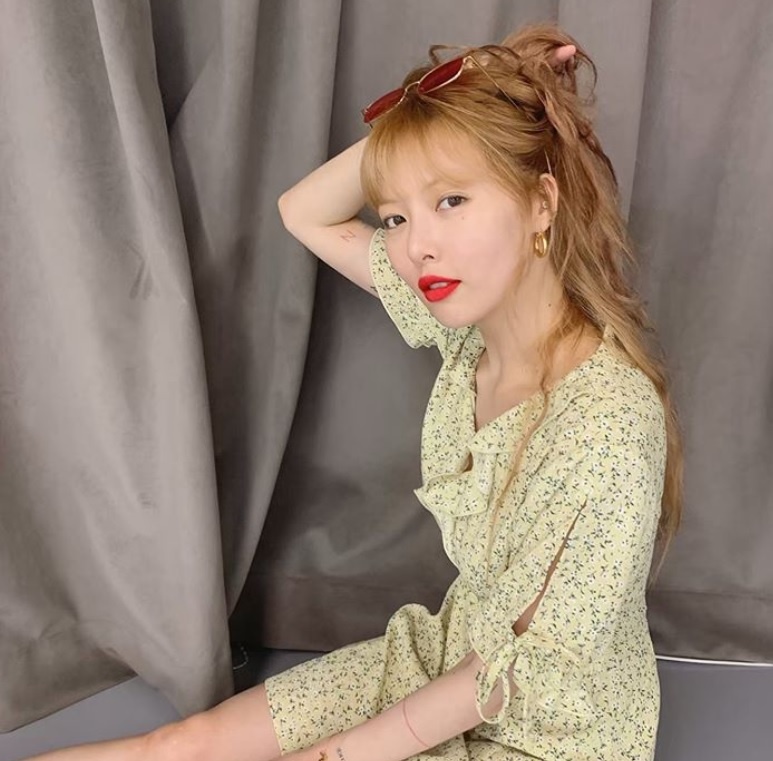 hyuna thich mac vay ao hoa anh 16