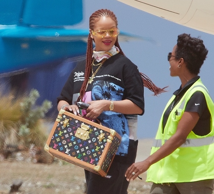 rihanna diện túi độc lạ của louis vuitton ảnh 2 rihanna dien tui doc la cua louis vuitton anh 2