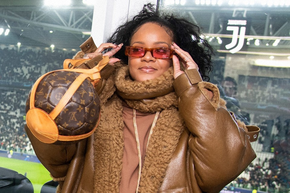 rihanna diện túi độc lạ của louis vuitton ảnh 1 rihanna dien tui doc la cua louis vuitton anh 1