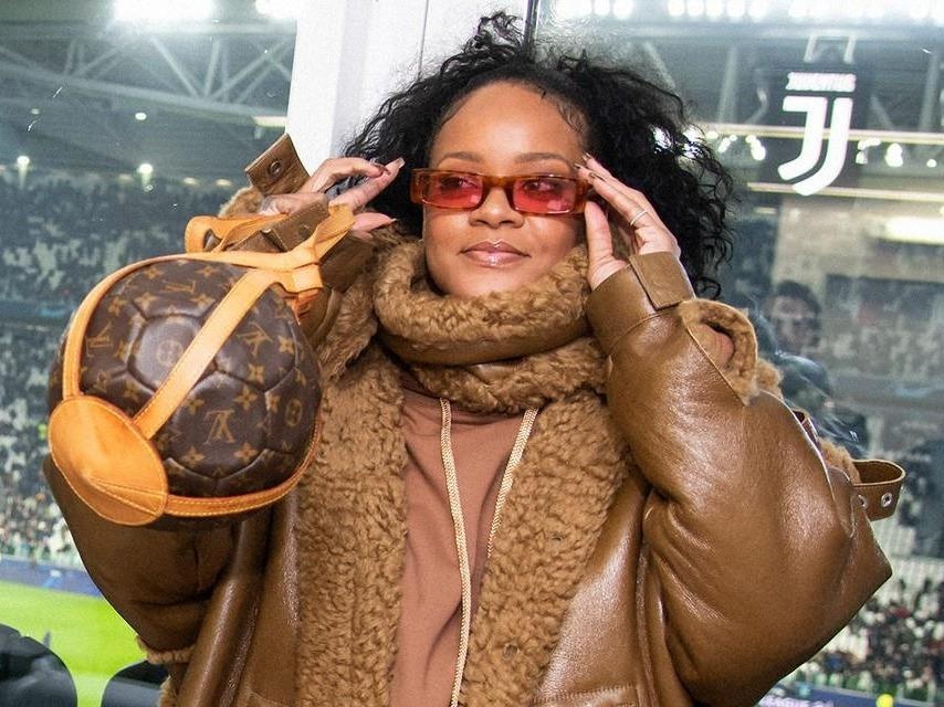 Rihanna xach tui Louis Vuitton hang hiem den co vu Ronaldo hinh anh