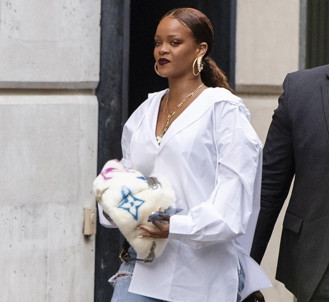rihanna diện túi độc lạ của louis vuitton ảnh 3 rihanna dien tui doc la cua louis vuitton anh 3
