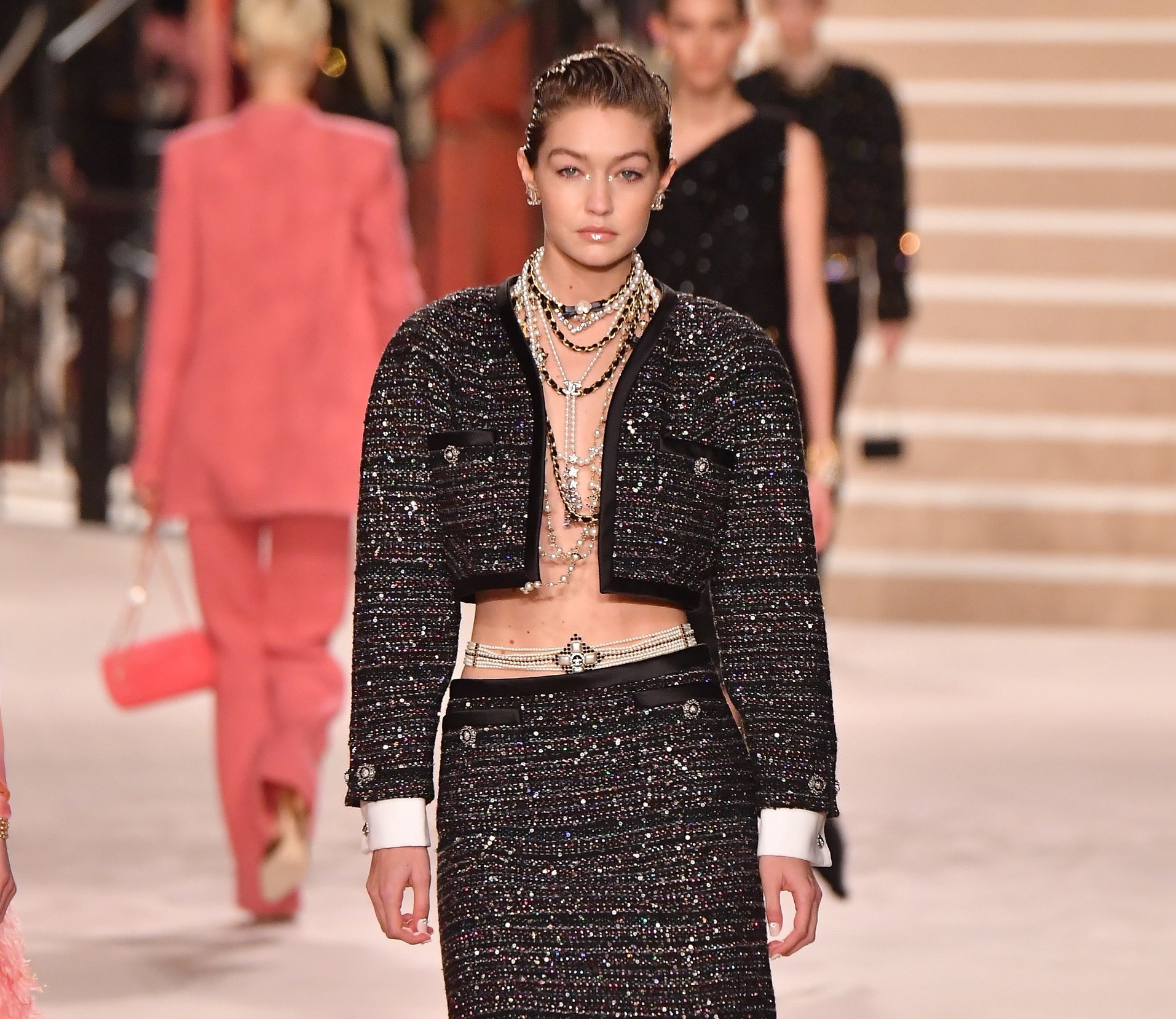 chanel lăng xê mốt đeo vòng bụng ảnh 1 chanel lang xe mot deo vong bung anh 1