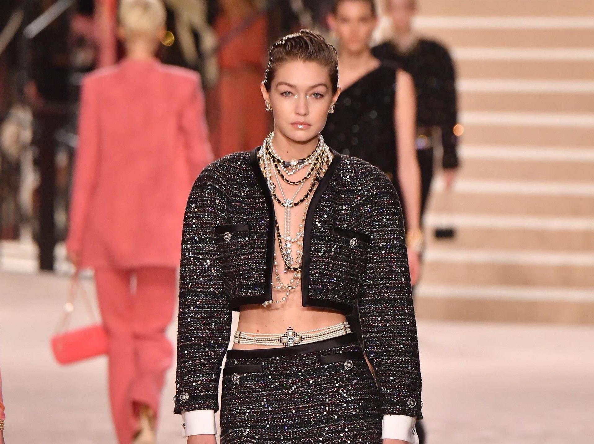 Nguoi mau Chanel khong mac noi y, dien mot tu thap nien 2000 hinh anh