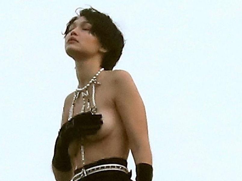 Gigi Hadid doi toc gia, chup anh ban khoa than giua troi lanh hinh anh