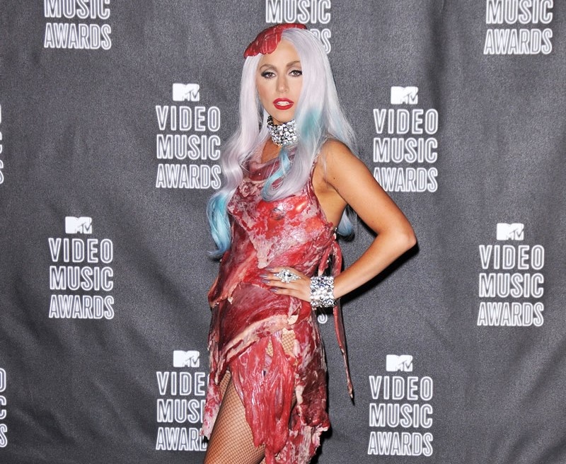 cac bo trang phuc kinh di nhat thap ky anh 1