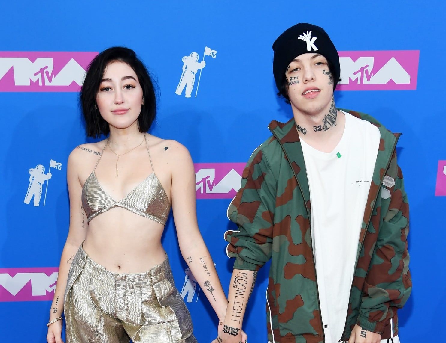 Noah Cyrus tinh tu cung ban trai tai tham do su kien hinh anh