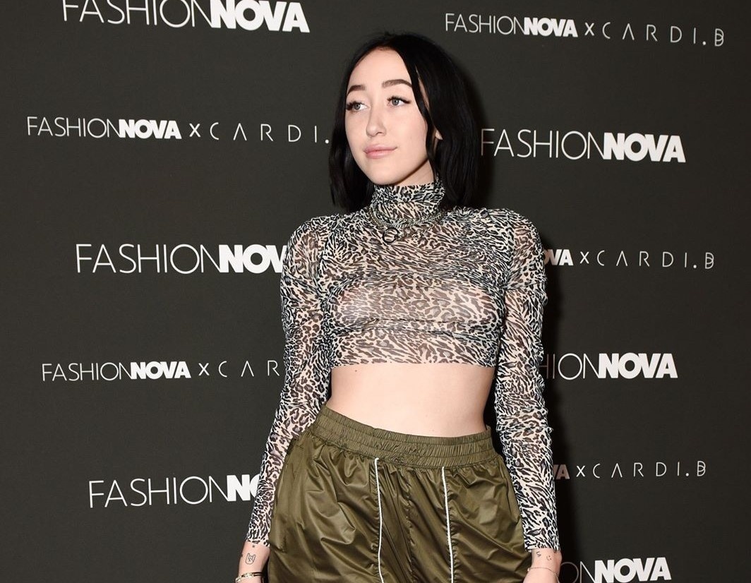 Noah Cyrus gay tranh cai khi dien mot tha rong, mac do qua ho hang hinh anh