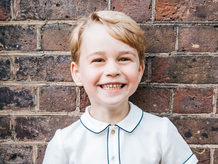 Hoang tu be George nhieu lan mac lai ao so mi cu co gia 72 USD hinh anh