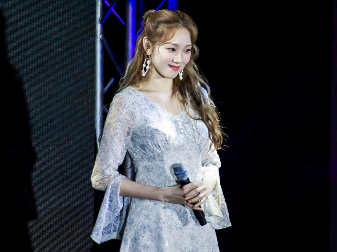 Lee Sung Kyung the hien kha nang vu dao tai fan meeting hinh anh