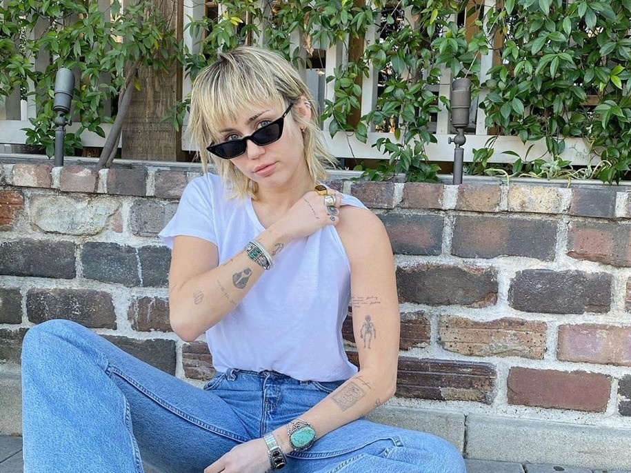 Vi sao Miley Cyrus va dan nghe si thich de toc giong thoi cha me? hinh anh