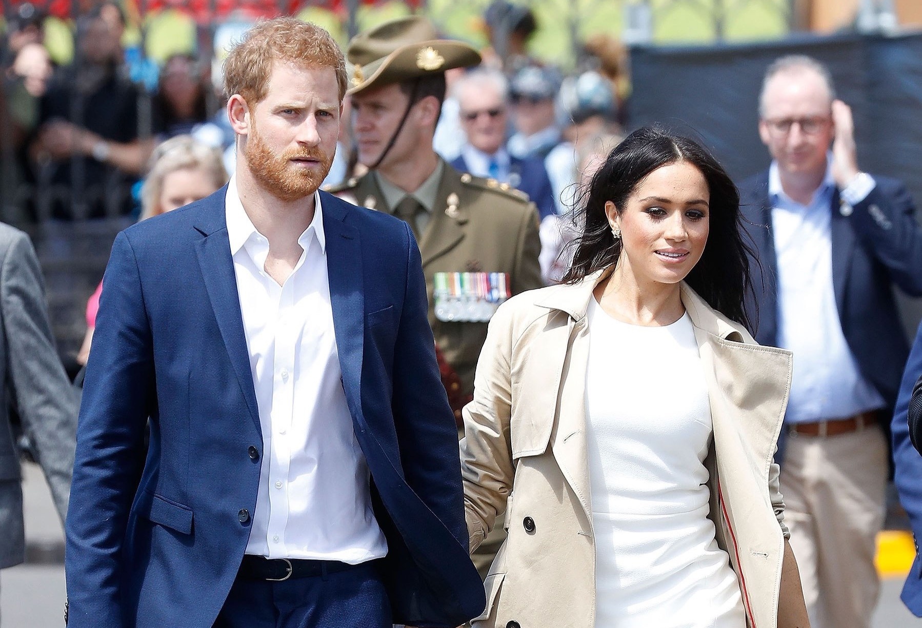 6 kieu ao khoac Meghan Markle hay mac xuong pho nhat hinh anh