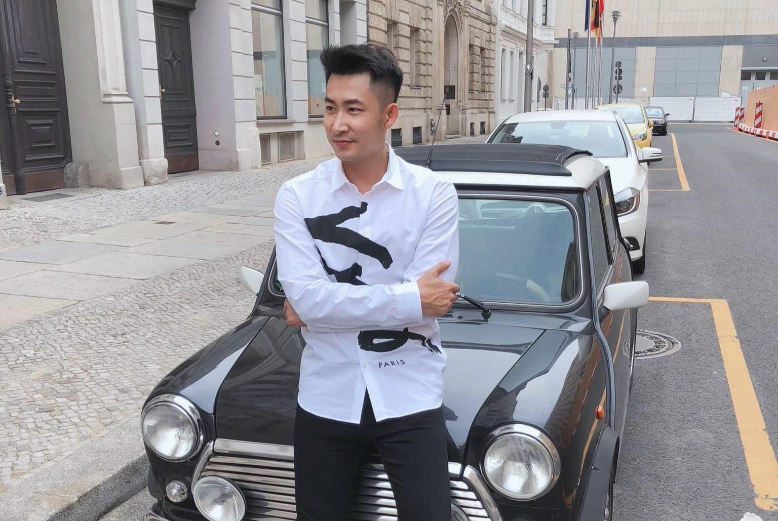 Khang 'Hoa hong tren nguc trai' thich dien suit, ao so mi hoa tiet hinh anh