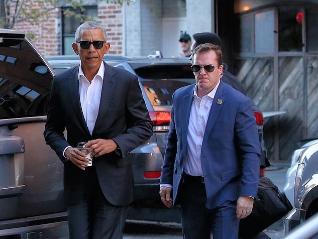 Barack Obama dien suit den sau khi roi khach san hinh anh