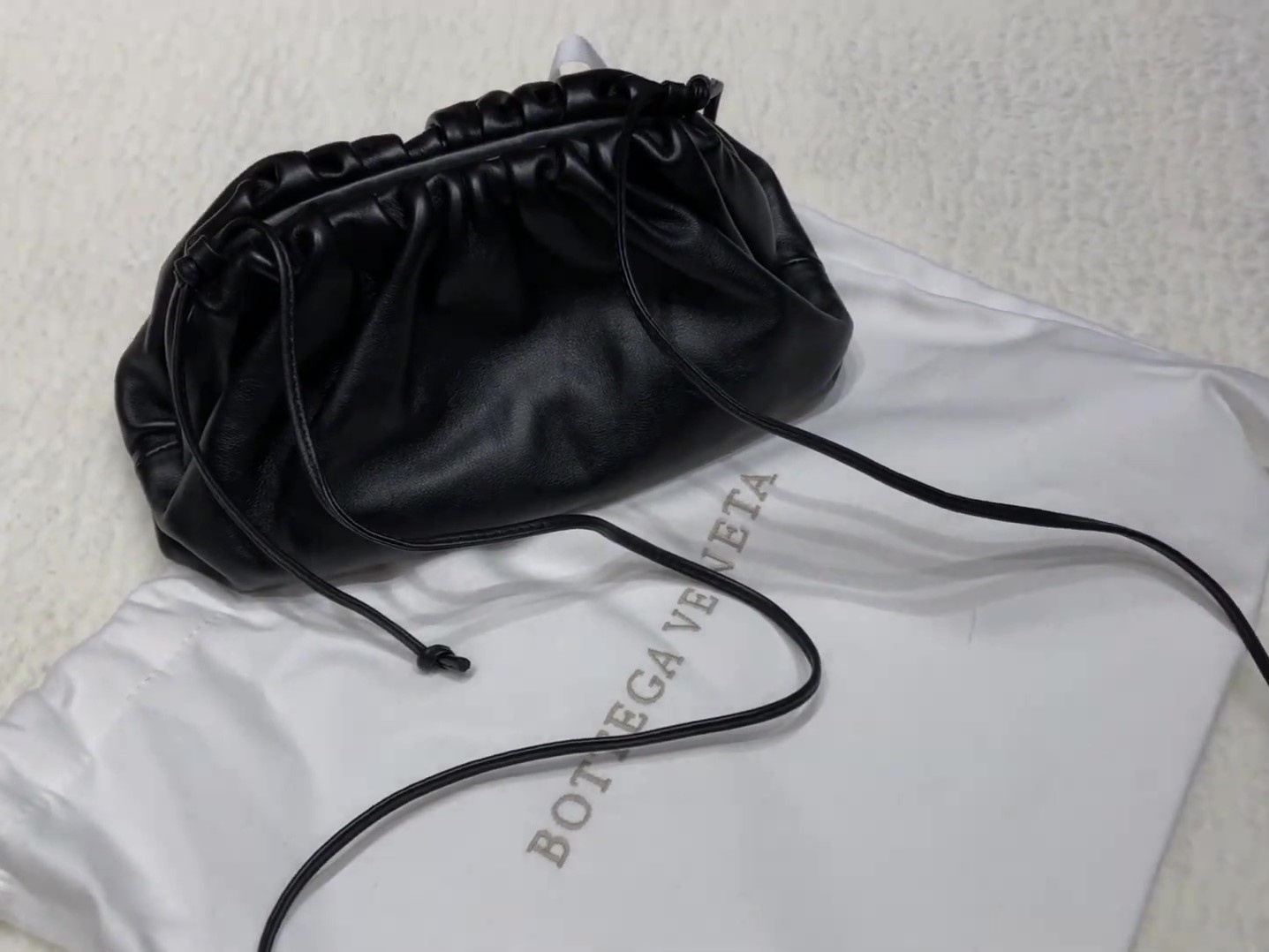 Dap hop tui Bottega Veneta gia nghin USD hinh anh