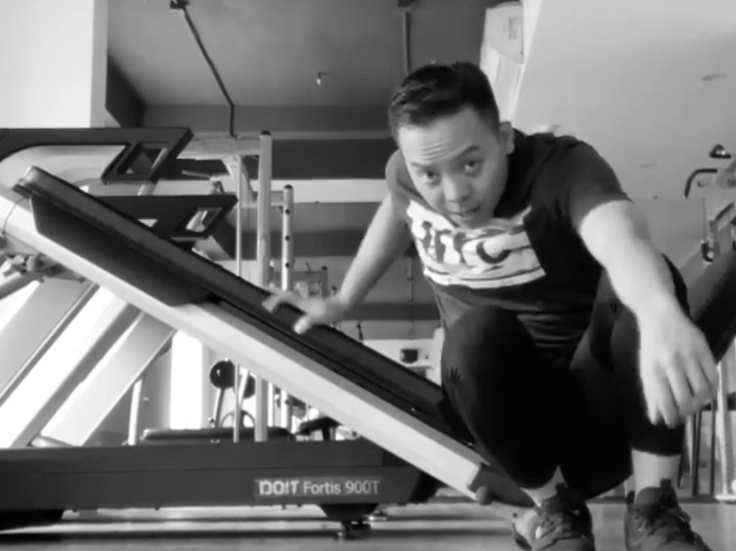 Hoang Touliver mac do den di tap gym hinh anh