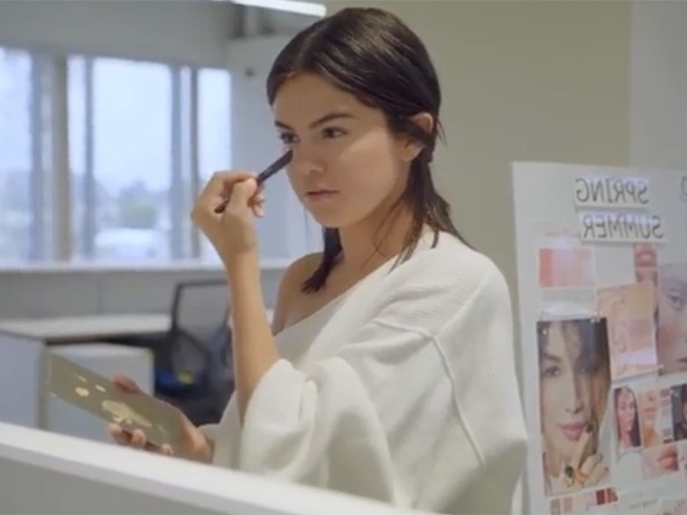 Selena Gomez nha hang Rare Beauty trong clip hau truong hinh anh