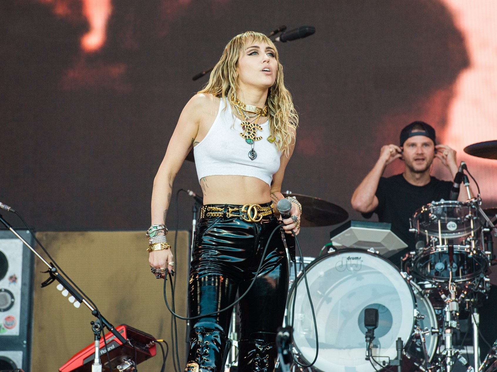 Miley Cyrus dien mot tha rong khi bieu dien tren san khau hinh anh