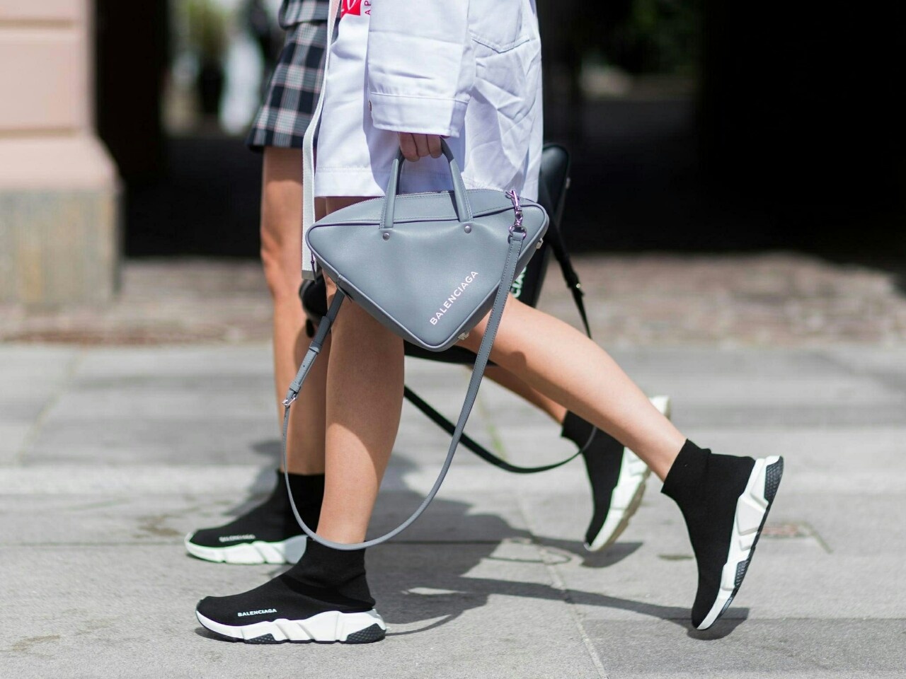 Giay Balenciaga va cac doi slip-on giup nguoi mac de phoi do hinh anh