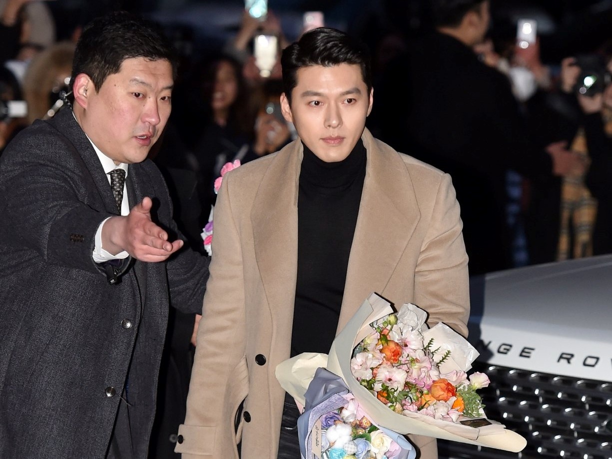 Hyun Bin dien do don gian van duoc khen dep tai tiec mung cong hinh anh