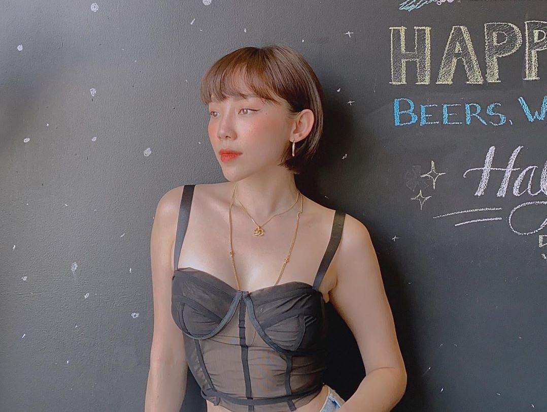 Toc Tien ngoai doi cham deo tui hang hieu, dien ao cup nguc goi cam hinh anh