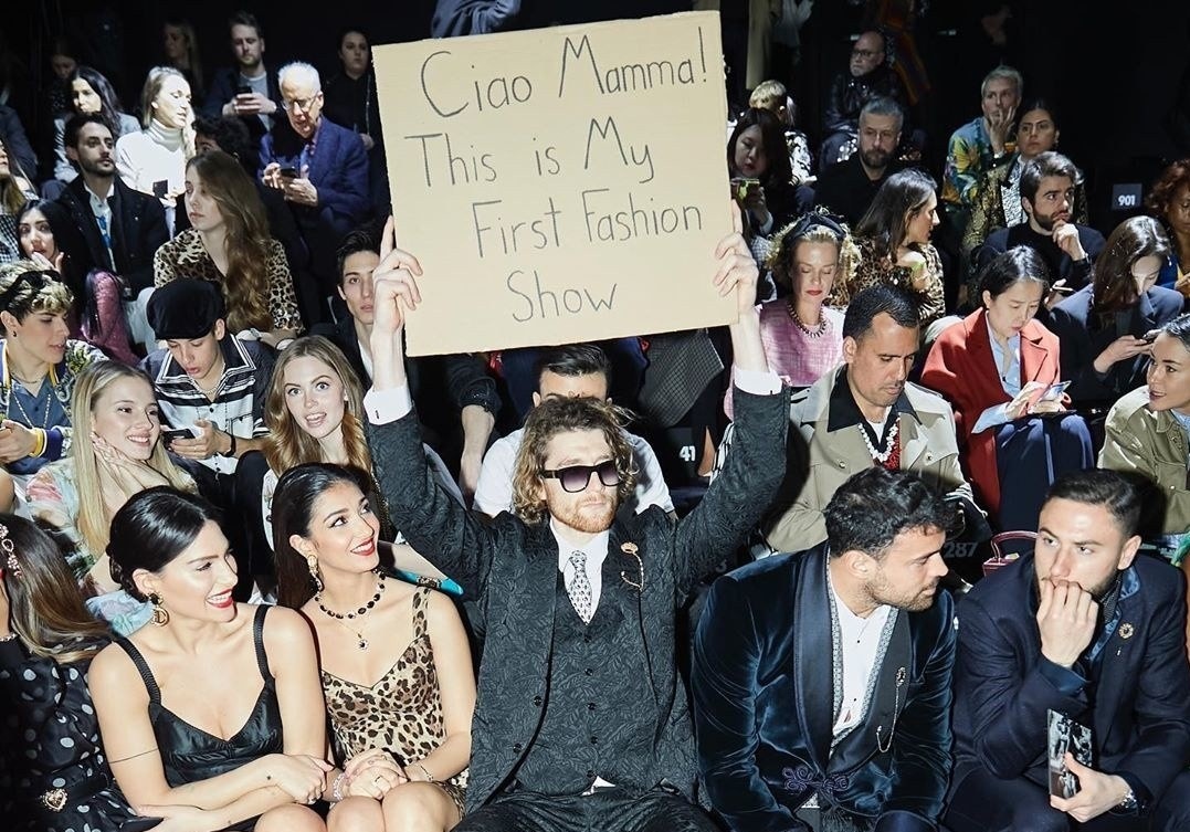 Chang trai gio bia carton, ngoi ghe dau show Dolce & Gabbana la ai? hinh anh