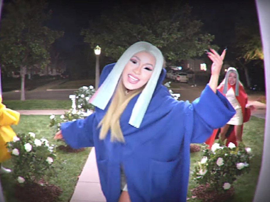 Cardi B bi che nhu nhan vat phim kinh di trong quang cao giay Reebok hinh anh