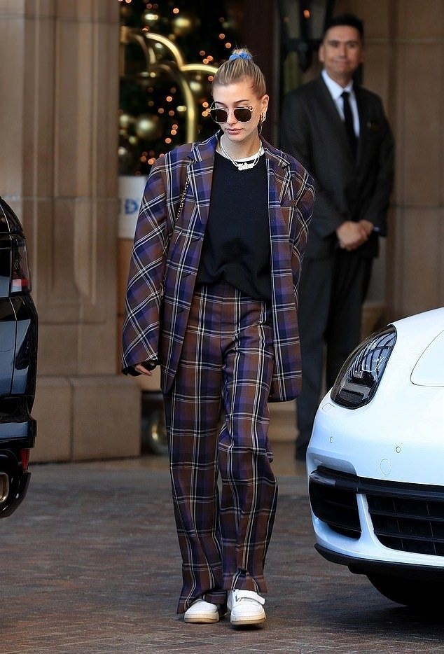 suit mau sac cua hailey bieber anh 5