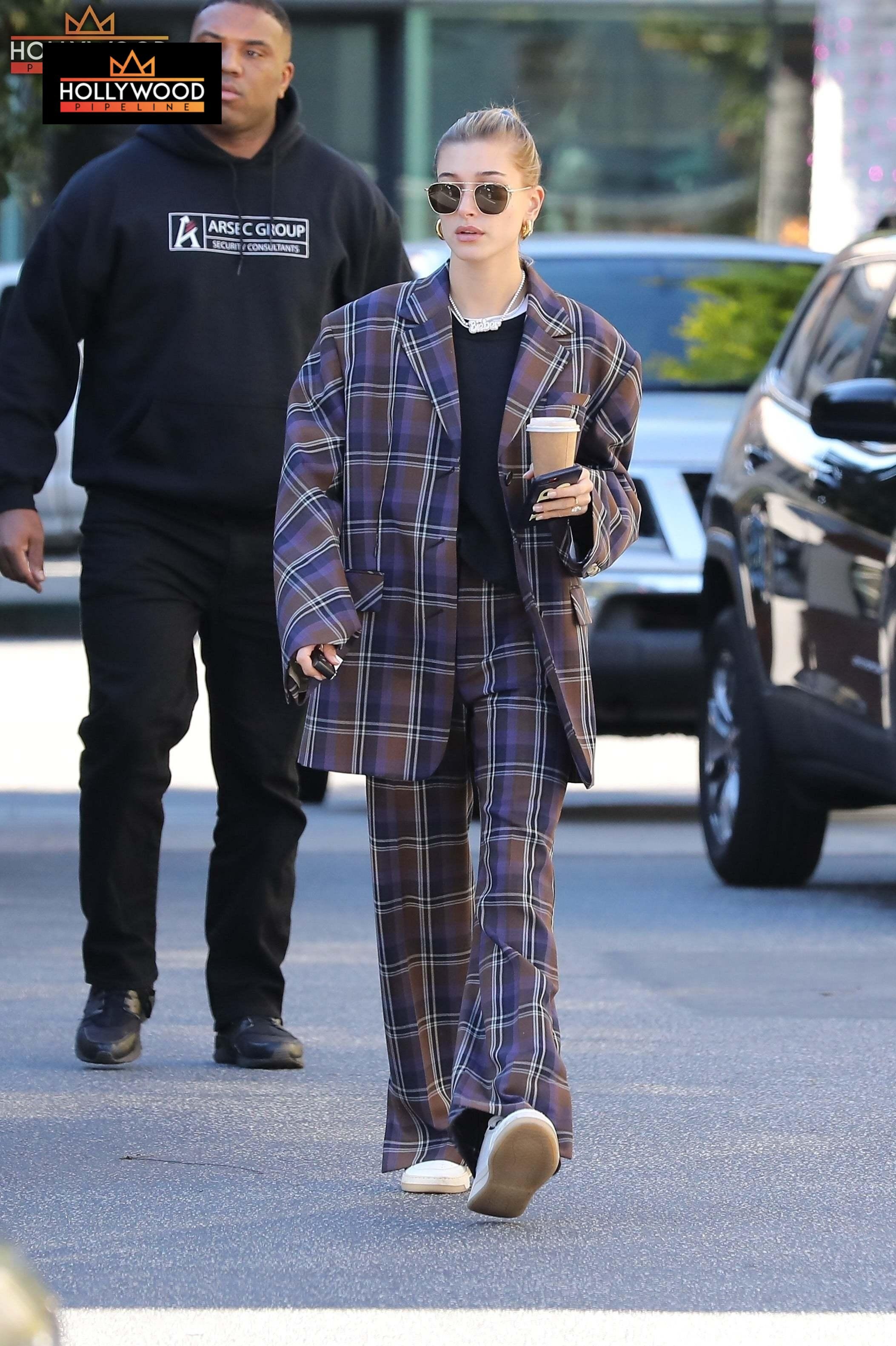 suit mau sac cua hailey bieber anh 6