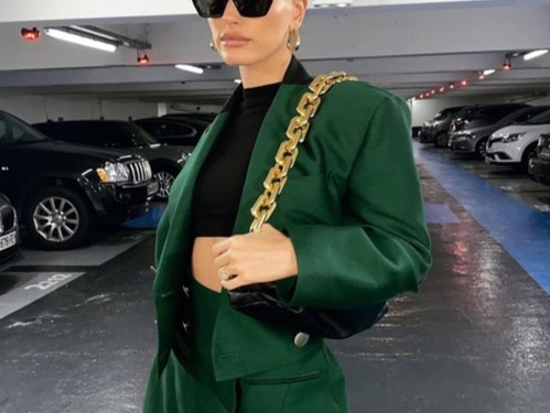 Hailey Bieber huong dan phoi do cho mua he hinh anh