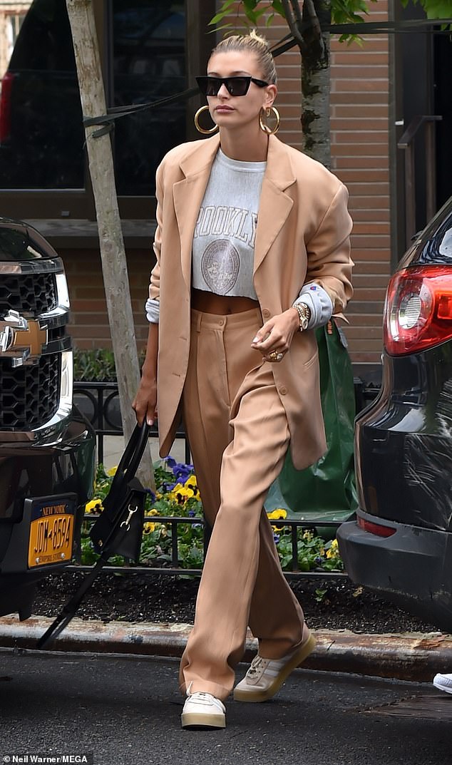 suit mau sac cua hailey bieber anh 7