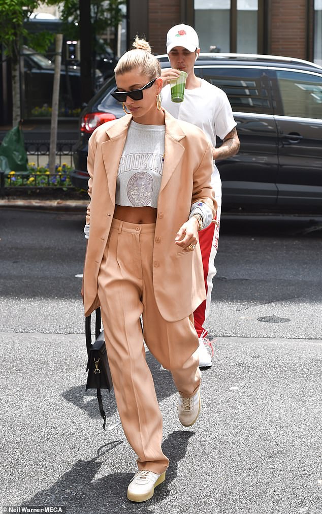 suit mau sac cua hailey bieber anh 8